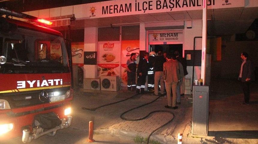 Ak Parti İl&ccedil;e Binasında Yangın Paniği