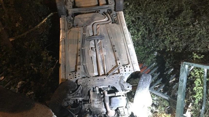 Alkoll&uuml; S&uuml;r&uuml;c&uuml; Dereye D&uuml;şen Aracından Hi&ccedil;bir Şey Olmamış Gibi &Ccedil;ıktı