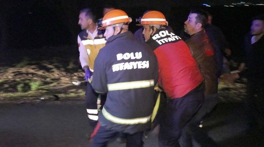 Kamyona &Ccedil;arpan Otomobildeki 2 Kişi &Ouml;ld&uuml; 1 Kişi Yaralandı