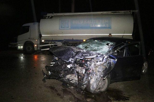 Kamyona Çarpan Otomobildeki 2 Kişi Öldü 1 Kişi Yaralandı