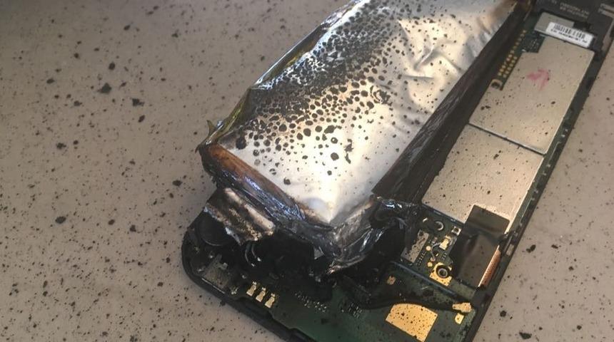 Cep Telefonu Bomba Gibi Patladı