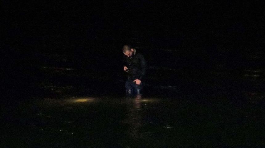 (adana) Alkoll&uuml; Bir S&uuml;r&uuml;c&uuml; G&ouml;le D&uuml;şen Aracının Akıntıya Kapılmaması İ&ccedil;in &Uuml;zerinde Bekledi