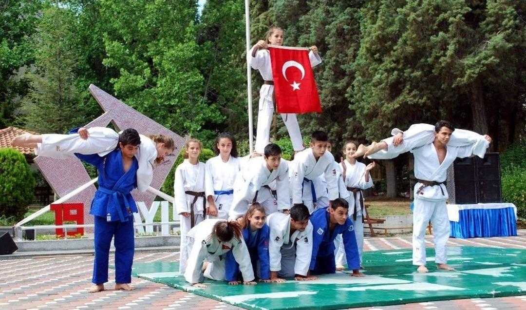 Salihli&rsquo;de 19 Mayıs Coşkusu