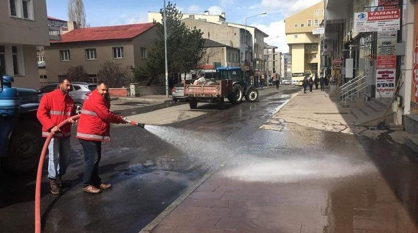 Ardahan Belediyesi Yol Ve Kaldırım Temizliği Devam Ediyor