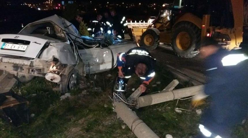 Otomobil Elektrik Direğine Çarptı:1 Yaralı