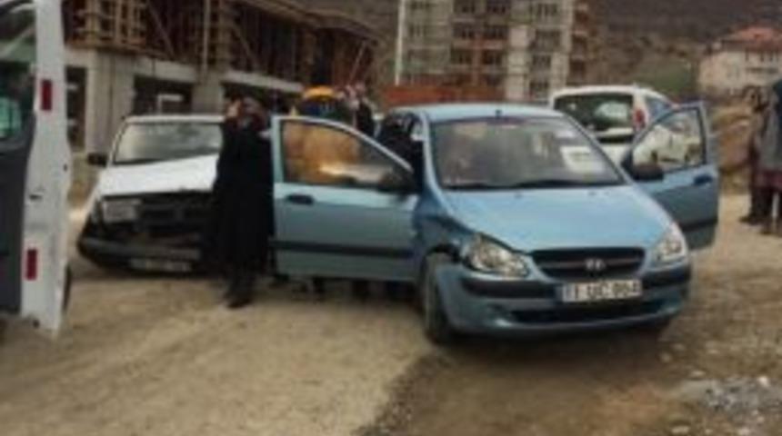 Boz&uuml;y&uuml;k&rsquo;te Trafik Kazası: 4 Yaralı