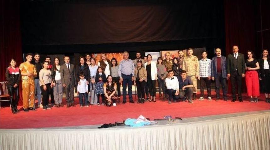 Hakkari&rsquo;de "tersine D&uuml;nya" Adlı Tiyatro Oyunu