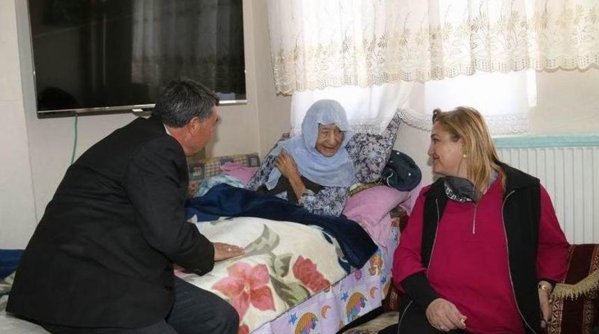 Vali Toprak&rsquo;ın Eşinden Yaşlılara Ziyaret
