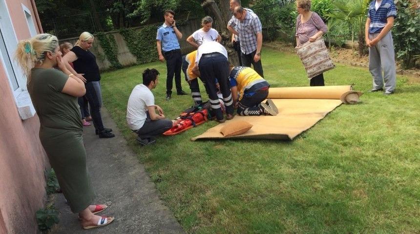 Komşusuna Yardıma Giden Kadın 7 Metreden D&uuml;şt&uuml;