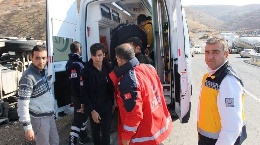 Siirt&rsquo;te Akaryakıt Taşıyan Tır Devrildi