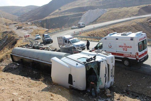 Siirt&rsquo;te Akaryakıt Taşıyan Tır Devrildi 2