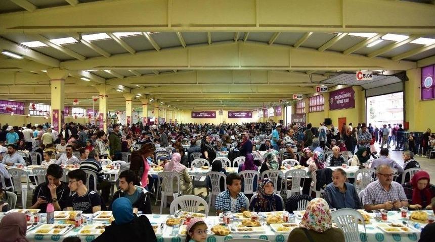 Bilecik&rsquo;te Y&uuml;zlerce Vatandaş Aynı Sofrada İftar Yaptı