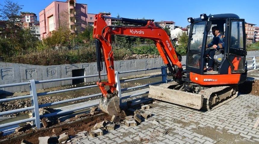 &Uuml;nye&rsquo;de Tabakhane Deresi Yolu Aydınlanıyor