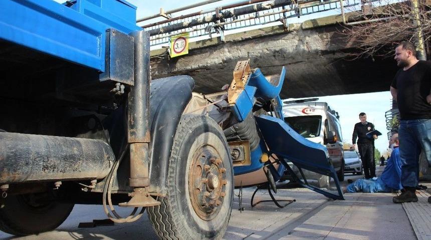 Sepetli Vin&ccedil; K&ouml;pr&uuml;ye Takıldı: 2 Yaralı