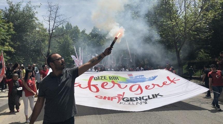 Chp&rsquo;nin 19 Mayıs Y&uuml;r&uuml;y&uuml;ş&uuml;nde Partililer Birbirine Girdi