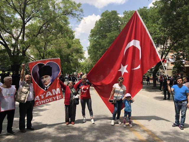 Chp’nin 19 Mayıs Yürüyüşünde Partililer Birbirine Girdi