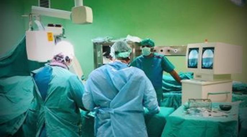 Kırşehir&rsquo;de Ortopedik Operasyonla Kal&ccedil;a Protezi Takıldı