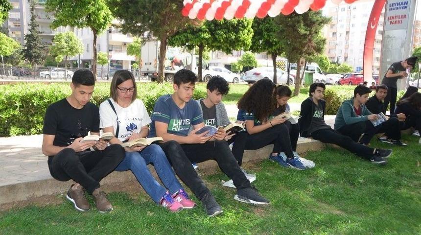 &Ouml;ğrenciler Parklarda Kitap Okudu