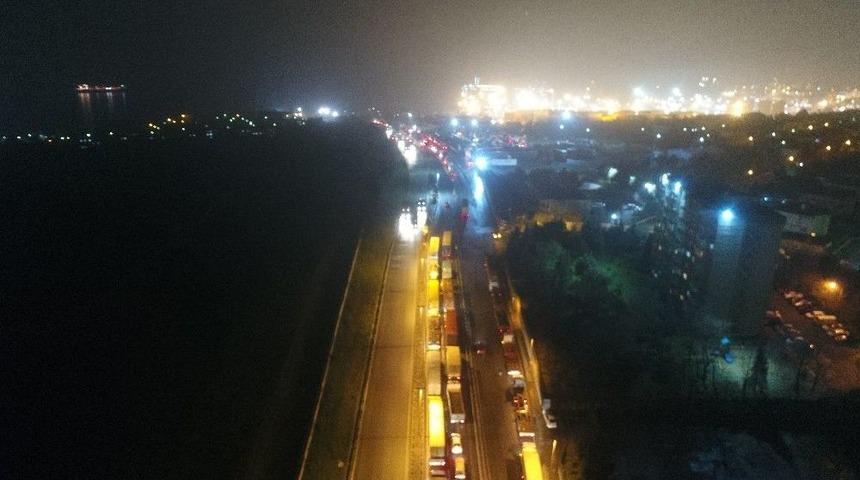 (&ouml;zel) Ambarlı Limanında Kilometrelerce Tır Kuyruğu Havadan G&ouml;r&uuml;nt&uuml;lendi