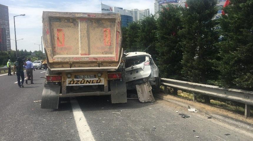 Hafriyat Kamyonu &Ccedil;arptığı Aracı Bariyerlere Sıkıştırdı: 2 Yaralı