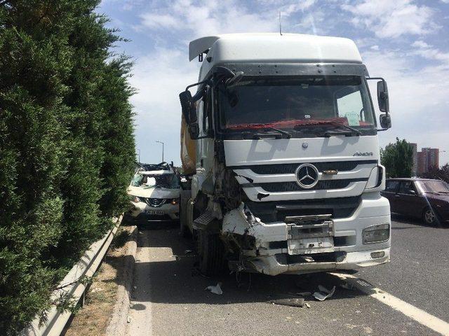 Hafriyat Kamyonu Çarptığı Aracı Bariyerlere Sıkıştırdı: 2 Yaralı