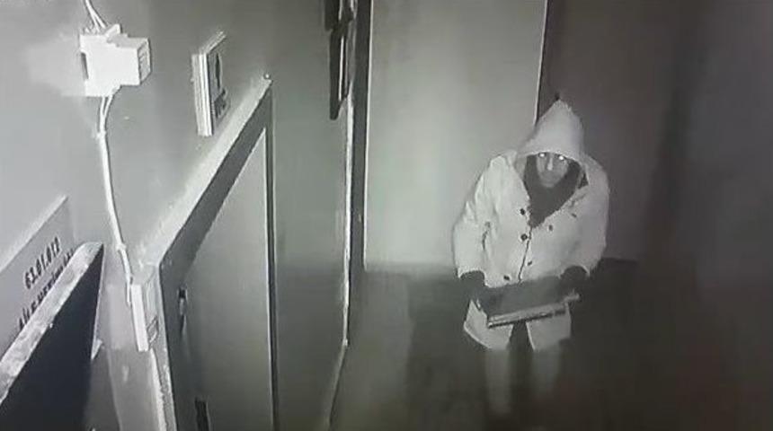 Doktorların E-imzalarını Ve Bilgisayarlarını &Ccedil;alan Hırsız Kamerada