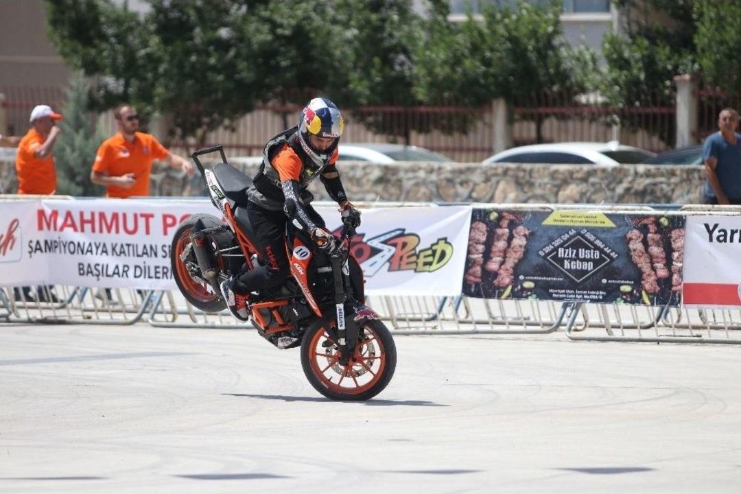 Akrobasi Motosiklet&ccedil;ileri Nefes Kesti