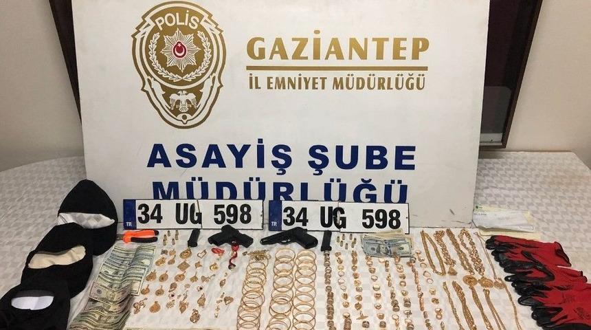 Maskeli Ve Silahlı Hırsızlar Kuyumcu D&uuml;kkanını Bir Bu&ccedil;uk Dakikada Boşalttı