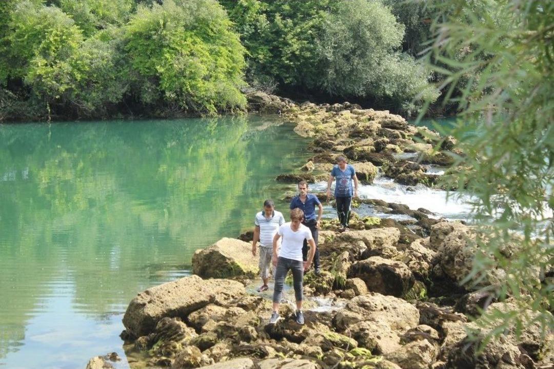 Irmakta Kaybolan &Ccedil;ocuk Dalgı&ccedil;lar Tarafından Aranıyor