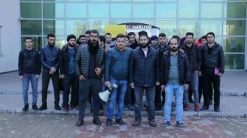 İlahiyat Fak&uuml;ltesi &Ouml;ğrencilerinden Danıştay&rsquo;a Tepki