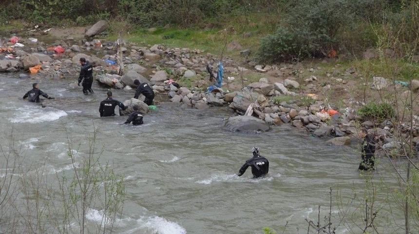 Kayıp Polisi Arama &Ccedil;alışmaları 6 G&uuml;nd&uuml;r Karadan Ve Havadan S&uuml;r&uuml;yor
