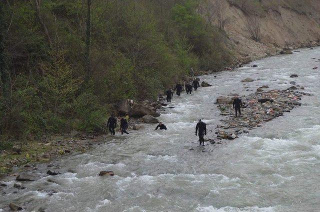 Kayıp Polisi Arama Çalışmaları 6 Gündür Karadan Ve Havadan Sürüyor