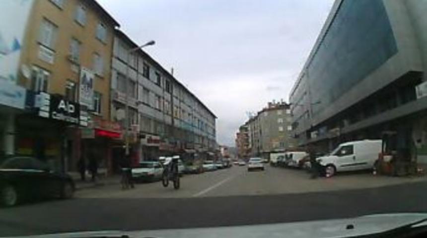 Motosiklet S&uuml;r&uuml;c&uuml;n&uuml;n Tehlikeli Hareketi Ara&ccedil; Kamerasında