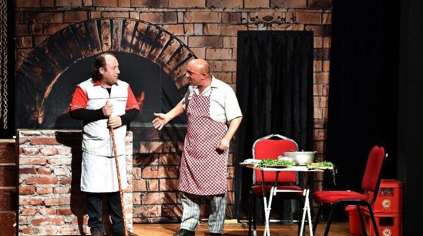 İzmir&rsquo;de Tiyatro Heyecanı Başladı