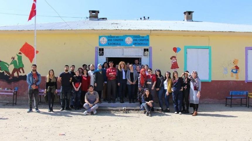 &Uuml;niversite &Ouml;ğrencileri K&ouml;y Okulunu Boyadı