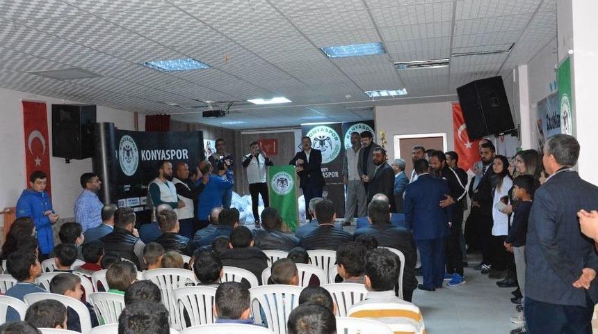 Atiker Konyaspor 300 &Ccedil;ocuğu Sevindirdi