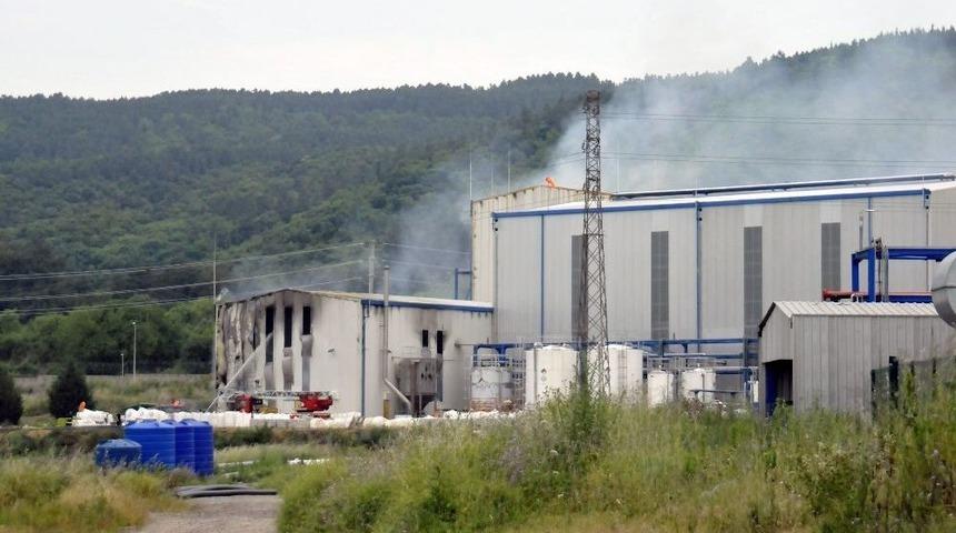 Kimyasal Madde &Uuml;reten Fabrikanın Ambarı Yandı