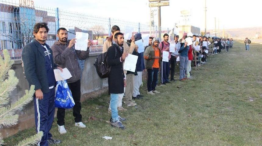 Otob&uuml;s Şof&ouml;r&uuml; M&uuml;ltecilere Acımadı