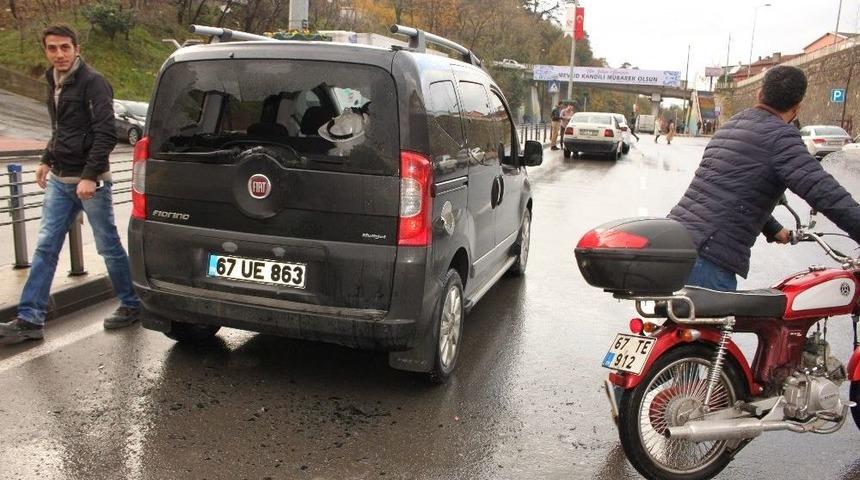 Aniden Duran Kamyonetin Camından İ&ccedil;eri Girdi