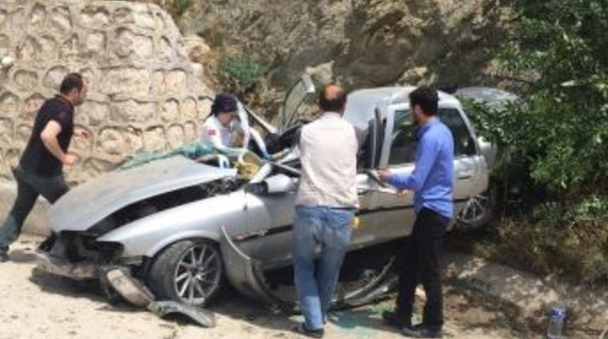 Amasya&rsquo;da Otomobil Duvara &Ccedil;arptı: 4 Yaralı