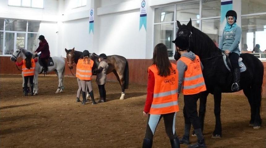M&uuml;lteci Kadınlar Esog&uuml;&rsquo;de Ata Binerek Stres Attılar