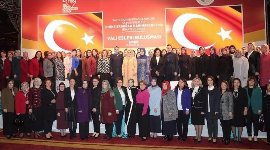 Vali Bilmez&rsquo;in Eşi Meral Bilmez, İzmir&rsquo;de G&ouml;n&uuml;l El&ccedil;ileri Buluşmasına Katıldı