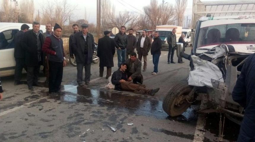 &Ouml;ğrencileri Taşıyan Minib&uuml;s Kaza Yaptı