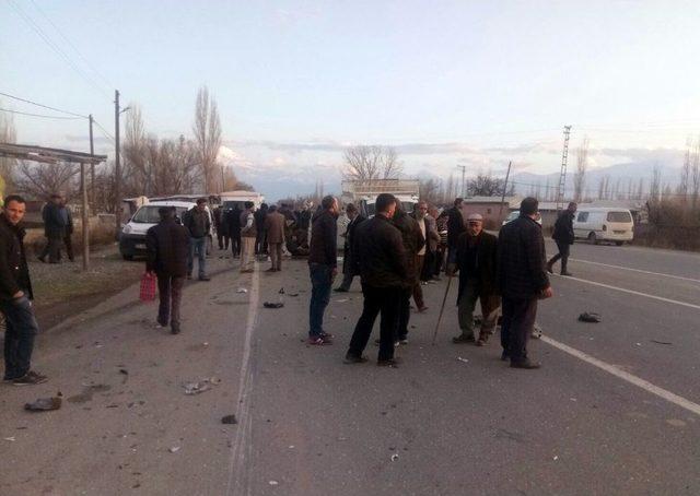 Öğrencileri Taşıyan Minibüs Kaza Yaptı