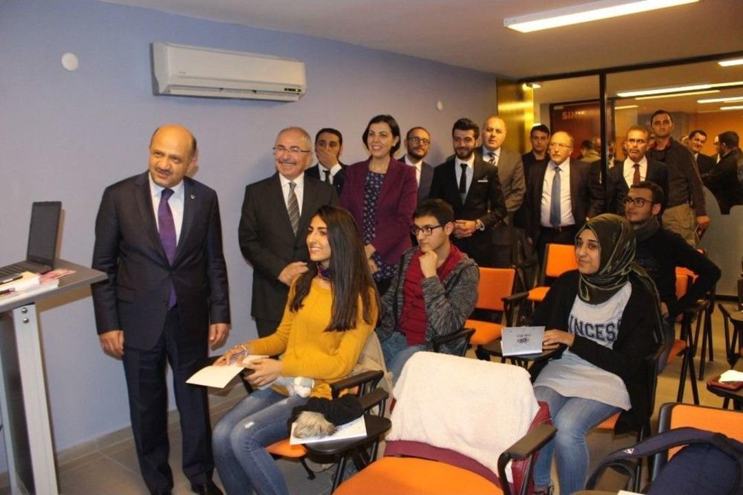 Başbakan Yardımcısı Işık Gen&ccedil;lerle Bir Araya Geldi