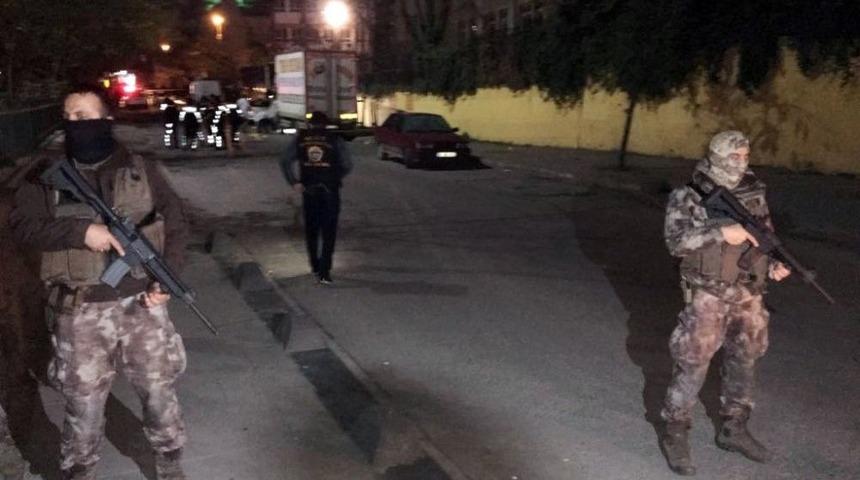 Bağcılar&rsquo;da Okul &Ouml;n&uuml;nde Silahlı &Ccedil;atışma