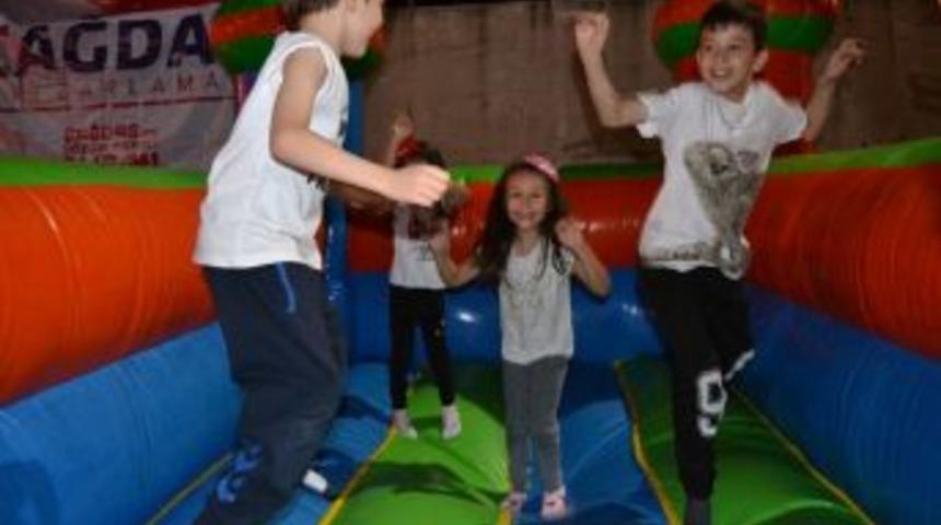 &Ccedil;ocuklar Ve Yetişkinler Doyasıya Eğleniyor