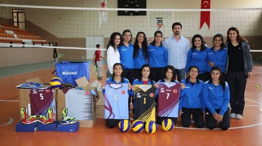 Lice&rsquo;de Kız Voleybol Takımına Malzeme Desteği