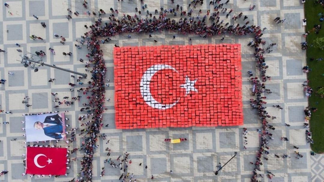 Tekirdağ&rsquo;da Bin 59 &Ouml;ğrenciden Atat&uuml;rk Ve T&uuml;rk Bayrağı Koreografisi