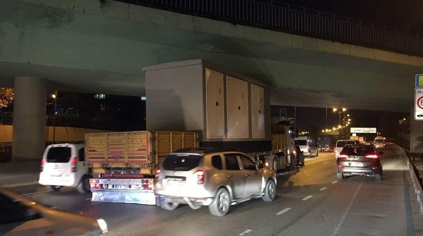 (özel Haber) Esenler’de Tır Üst Geçide Takıldı